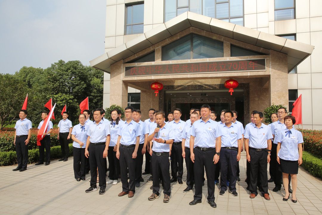 鎮(zhèn)揚(yáng)汽渡開(kāi)展 “同升國(guó)旗、同唱國(guó)歌”主題活動(dòng)(圖1)